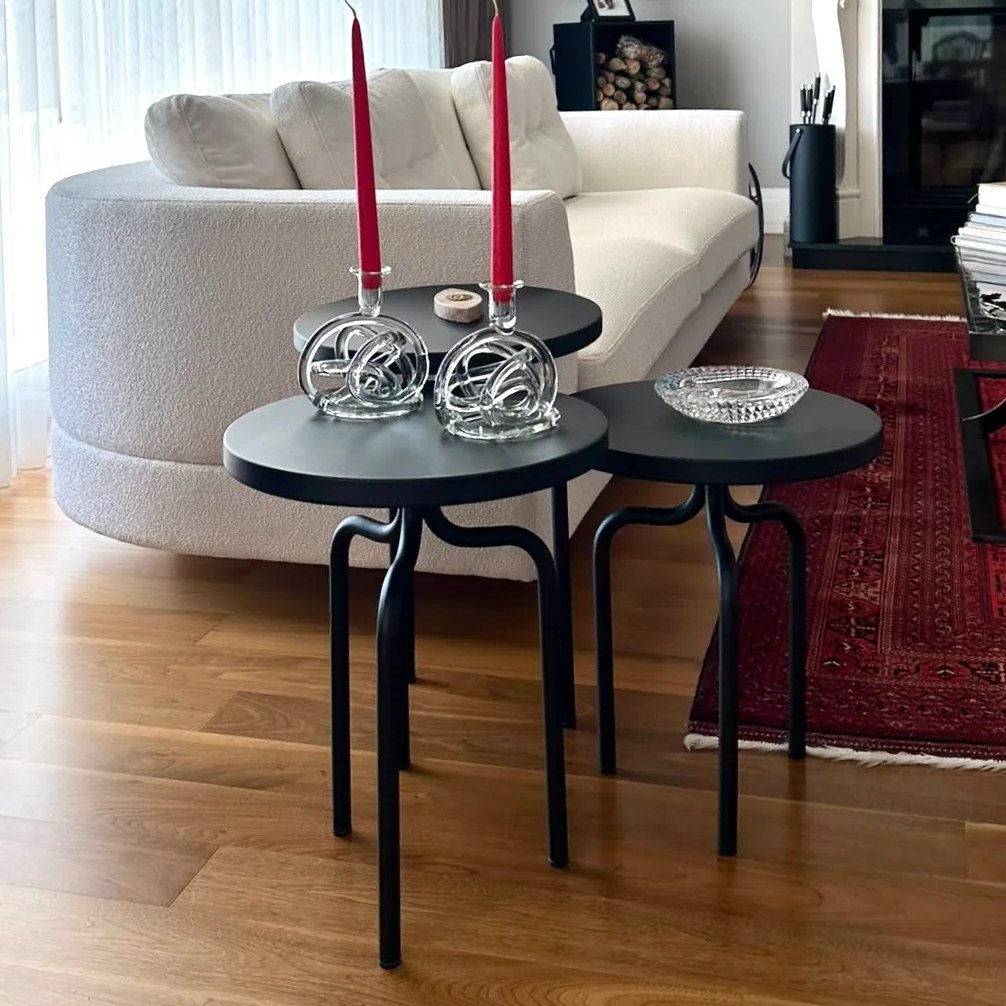 Siyah Trio Zigon Sehpa, bir oturma odasında koltuğun önünde